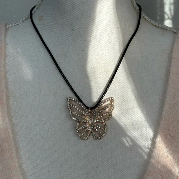Mariposa 🦋 Gold Butterfly Pendant Necklace - Picture 4 of 5